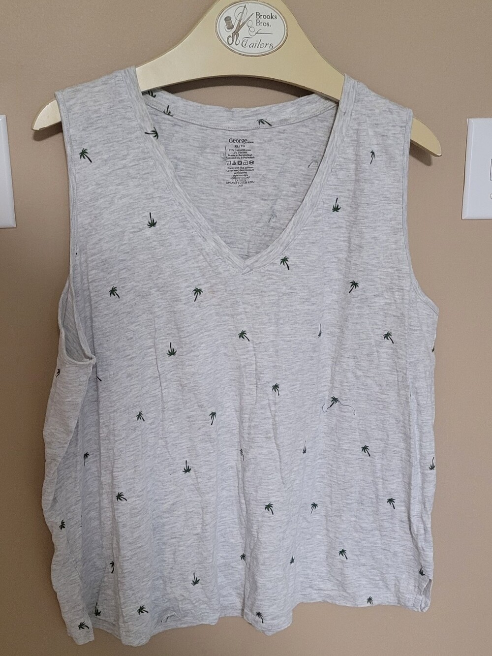 💚Free In Any Bundle Over $10 Gray Tank Top with Green Palm Print